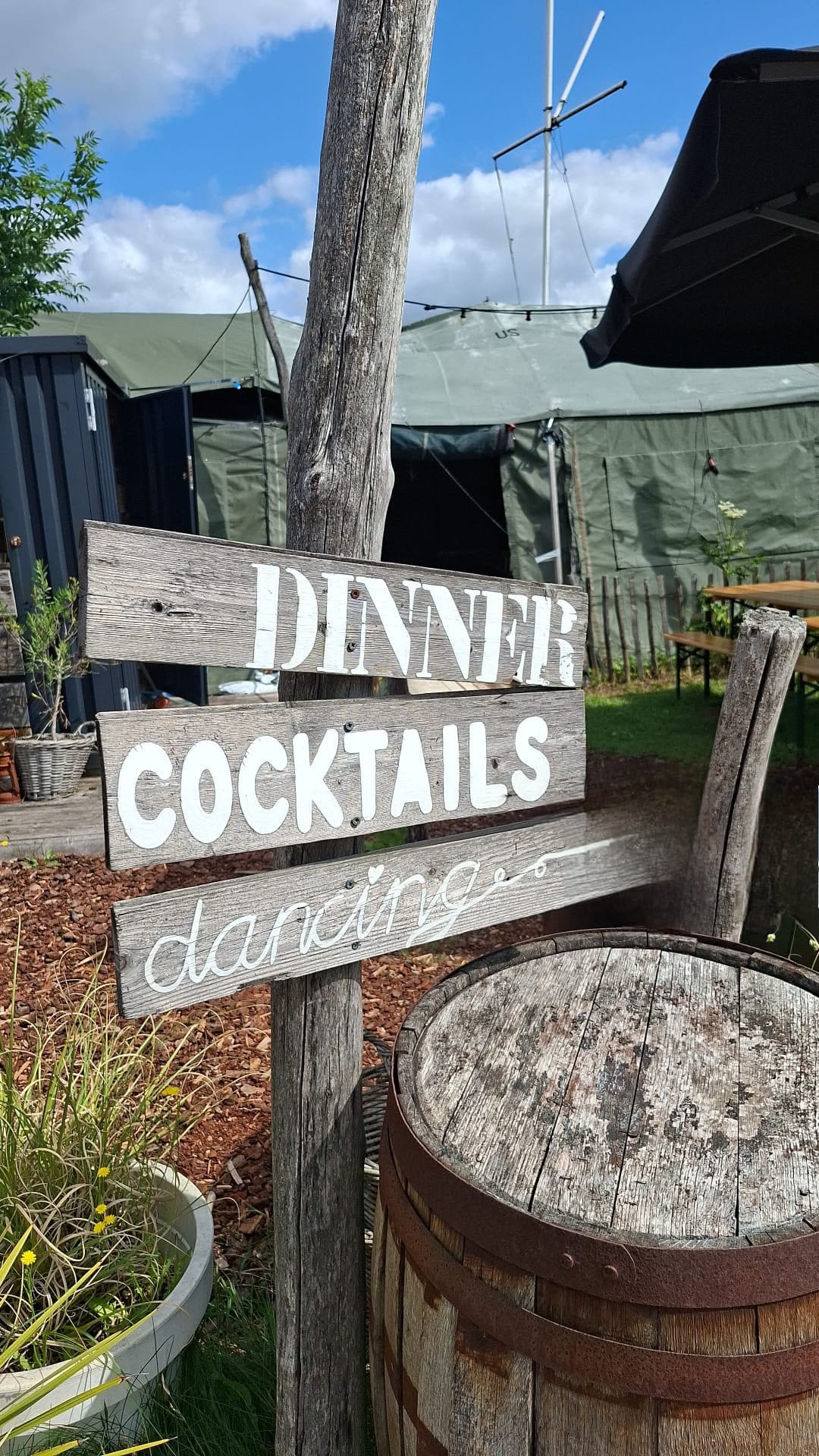 Handgeschilderd bord: Dinner, Cocktails, Dancing