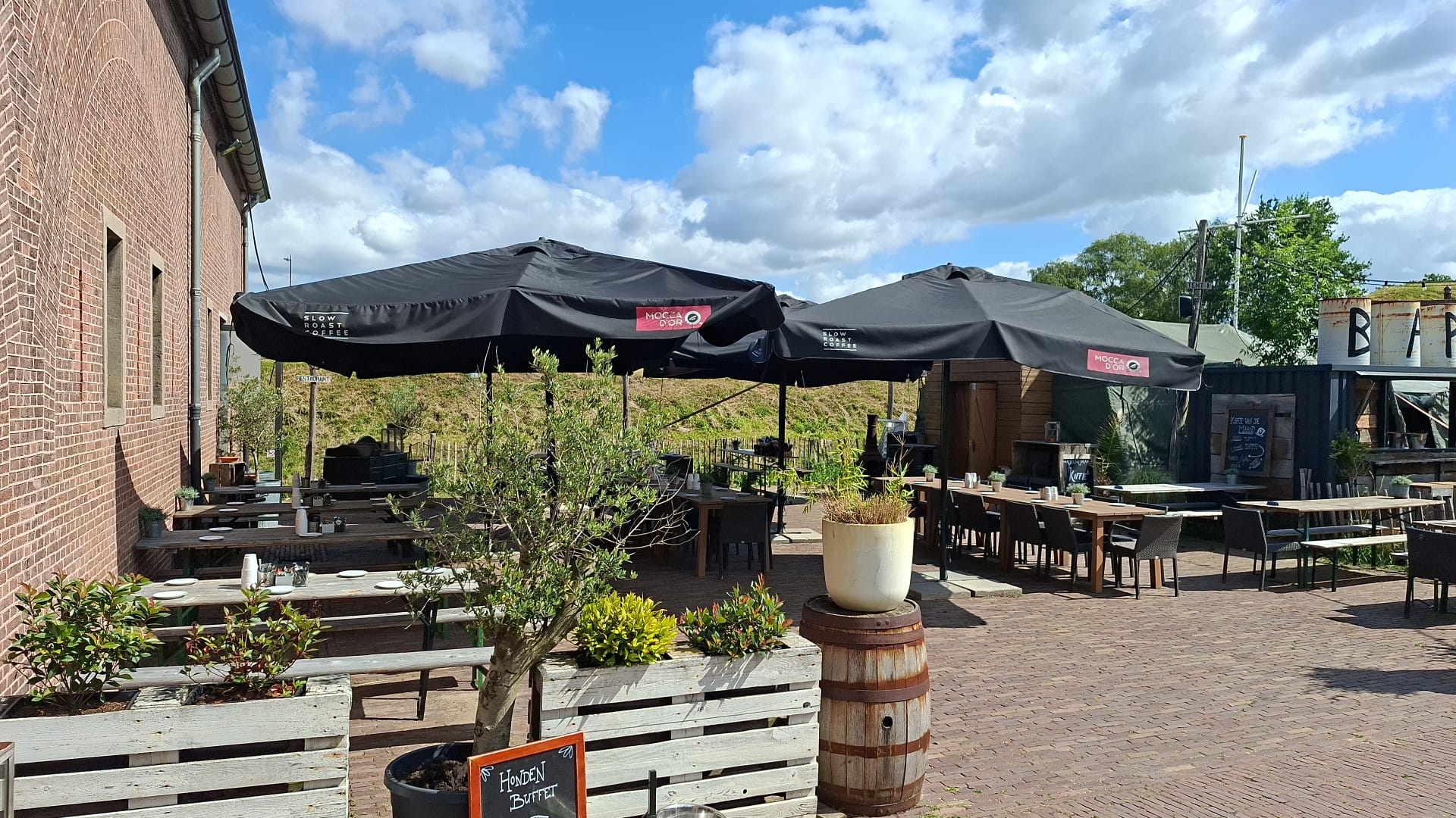 Terras met parasols langs de muren van het fort