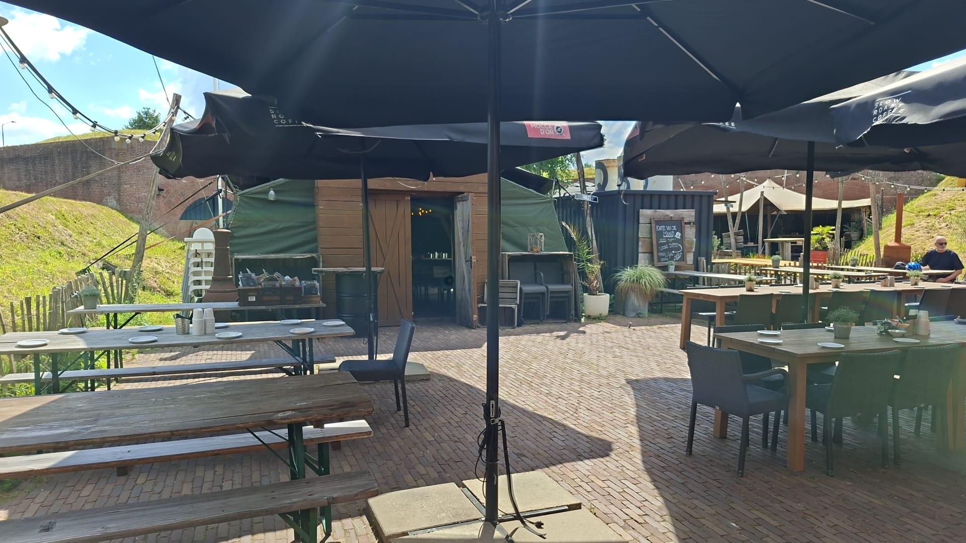 Gezellig binnenplein met picknicktafels en sfeerverlichting
