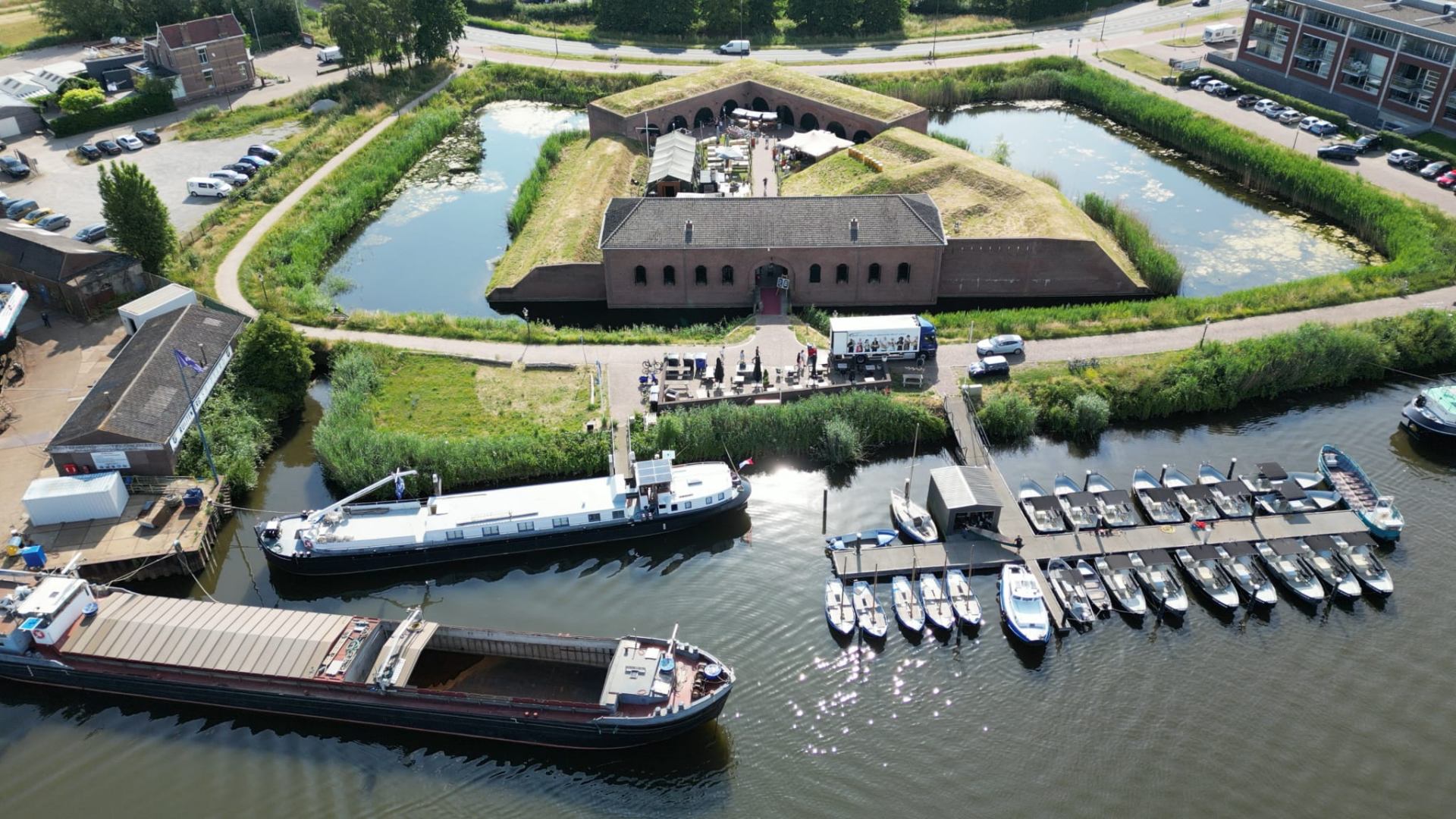 Luchtfoto van Fort Lunet omringd door water in Raamsdonksveer
