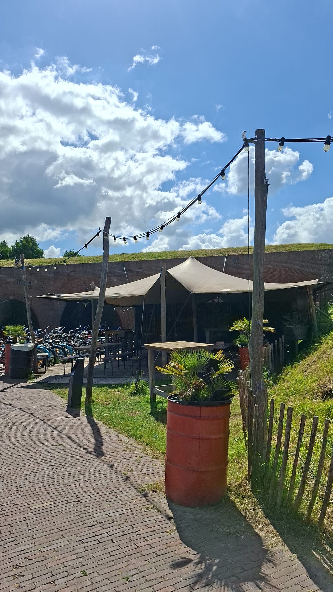 Ingang van Fort Lunet met sfeerverlichting en tent